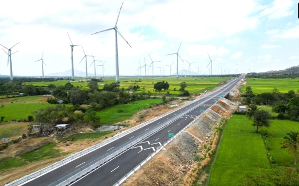 Cánh đồng điện gió huyện Thuận Bắc, tỉnh Ninh Thuận dọc cao tốc Cam Lâm - Vĩnh Hảo vào tháng 4.2024.