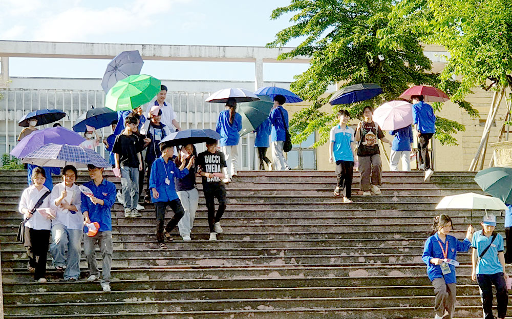 Chiều nay, các thí sinh đến các điểm thi, nhận phòng thi và học tập nội quy, quy chế tại phòng thi.