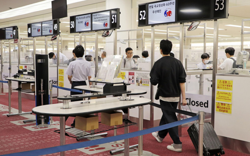 Các làn đường dành riêng cho du khách Hàn Quốc tại Nhà ga số 3 sân bay Haneda ở Tokyo, Nhật Bản.