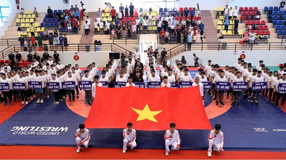 Nghi thức chào cờ tại lễ khai mạc giải đấu.