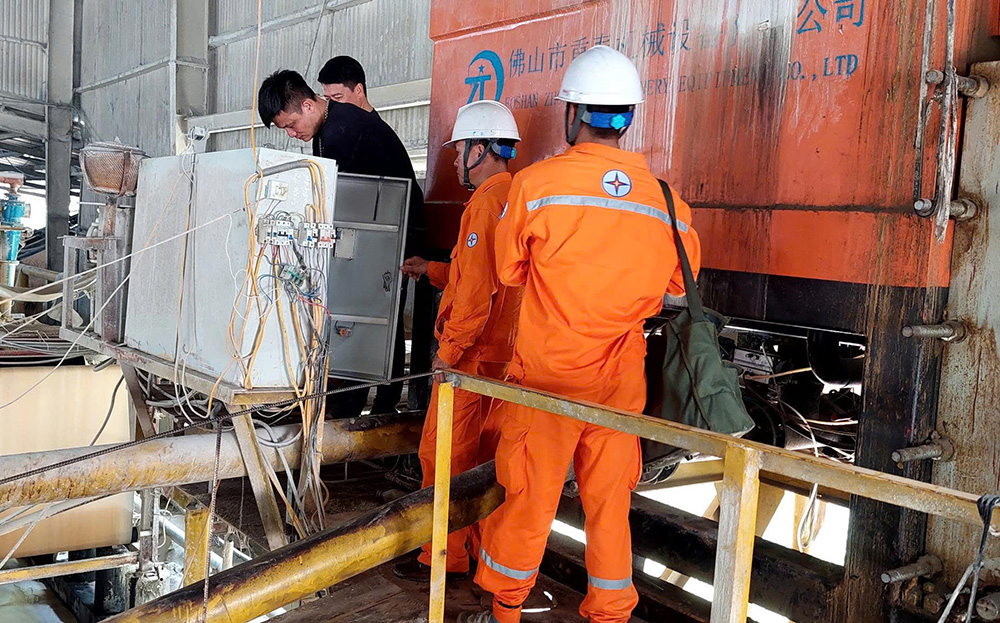 Công ty Điện lực Yên Bái thường xuyên kiểm tra, hướng dẫn các cơ sở sản xuất về việc sử dụng điện an toàn, tiết kiệm.