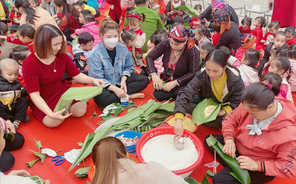 Cô và trò Trường Mầm non Quang Minh, xã Quang Minh trải nghiệm gói bánh chưng.
