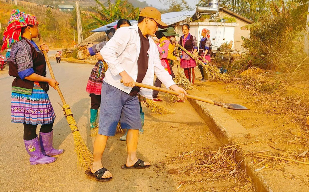 Người dân xã Púng Luông tích cực vệ sinh môi trường sống, hoàn thiện tiêu chí về môi trường.