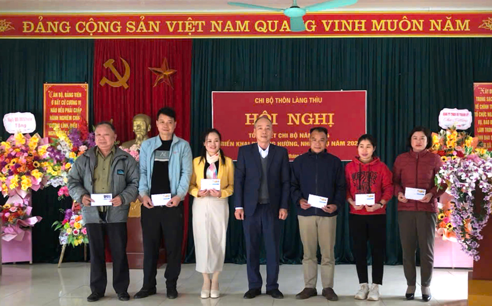 Ông Nông Thanh Sơn (đứng giữa) trao phần thưởng cho các đảng viên trong Chi bộ hoàn thành tốt nhiệm vụ năm 2024.