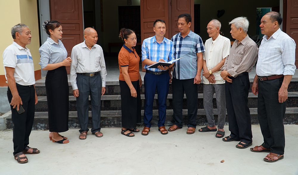 Lãnh đạo thị trấn Thác Bà, huyện Yên Bình trao đổi với cán bộ, đảng viên tổ dân phố số 1 về việc tham gia ý kiến vào Dự thảo Nghị quyết của Quốc hội sửa đổi, bổ sung một số điều của Hiến pháp năm 2013.