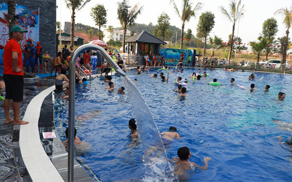 Các bể bơi trong dịp hè thu hút rất đông trẻ em.
