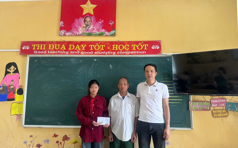 Lãnh đạo Hội Khuyến học xã trao hỗ trợ cho học sinh có hoàn cảnh khó khăn của Trường Tiểu học và Trung học cơ sở xã Vĩnh Lạc.