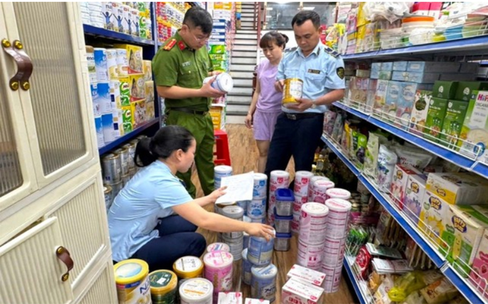 Lực lượng chức năng Nghệ An kiểm tra, phát hiện gần 200 sản phẩm sữa bột trẻ em nhập lậu.