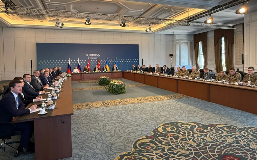 Phái đoàn Nga (trái) và Ukraine tại Istanbul, Thổ Nhĩ Kỳ, ngày 2/6. Ảnh: Bộ Quốc phòng Ukraine