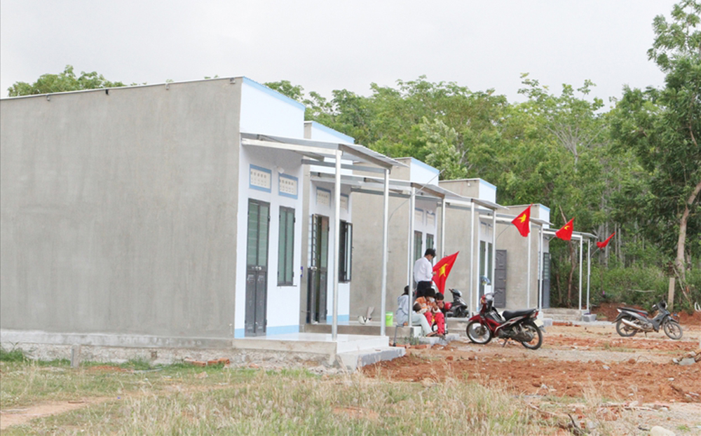 Người dân tỉnh Ninh Thuận được hỗ trợ kinh phí san lấp mặt bằng để cấp đất ở, đồng thời được hỗ trợ chi phí xây dựng nhà ở