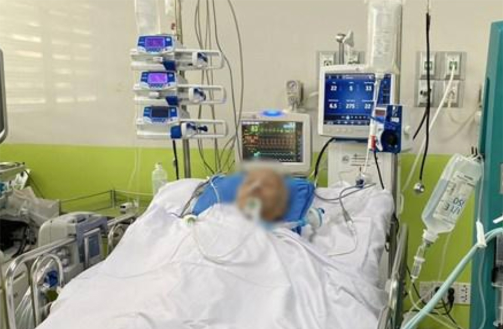Bệnh nhân say nắng nguy kịch phải thở bằng máy.