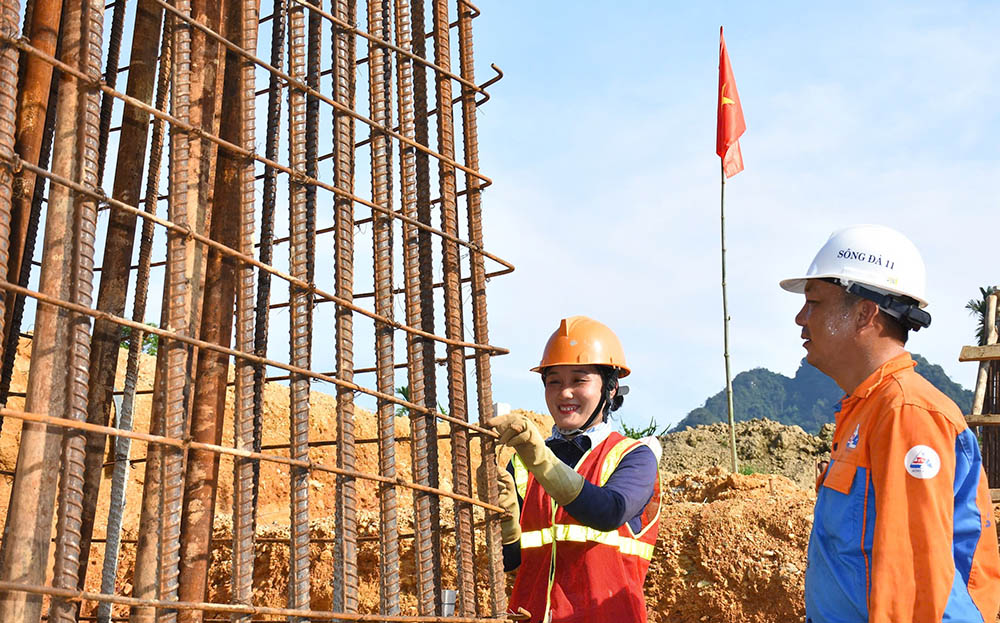 Công nhân Công ty Cổ phần Sông Đà 11 miền Bắc kiểm tra, gia cố thép móng cột đường dây 500kV tại xã Vĩnh Lạc.