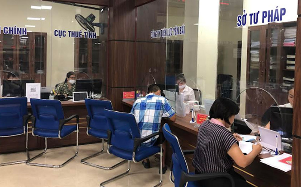 Người dân đến làm thủ tục hành chính tại Trung tâm Phục vụ hành chính công tỉnh.