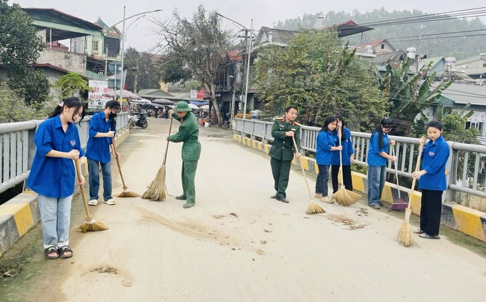 Đoàn viên, thanh niên huyện dafabet com Bình lao động, vệ sinh các tuyến đường giao thông trên địa bàn.