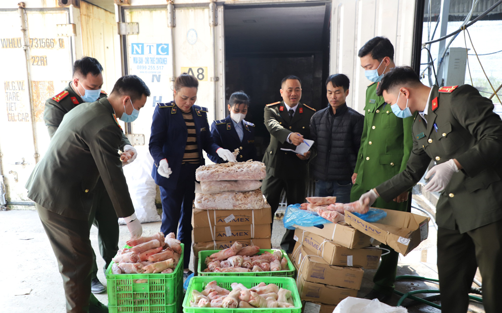 Cán bộ Chi cục Quản lý thị trường tỉnh Yên Bái phối hợp với lực lượng Công an tỉnh kiểm tra, phát hiện, xử lý một cơ sở sản xuất vi phạm