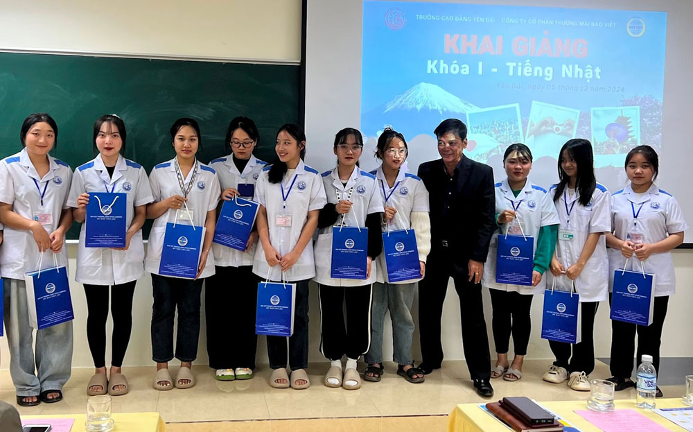 Đại diện Công ty Cổ phần Thương mại Bảo Việt trao tài liệu, giáo trình tiếng Nhật cho các sinh viên Khóa I Tiếng Nhật, Trường Cao đẳng Yên Bái tại buổi khai giảng.

