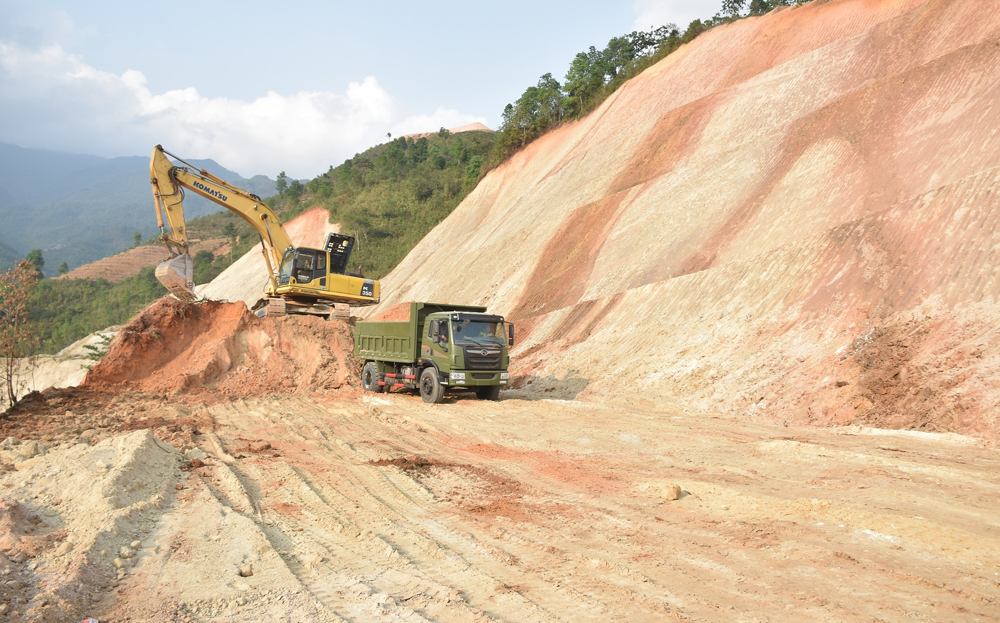 Các đơn vị thi công đẩy nhanh tiến độ xây dựng Dự án đường kết nối Mường La (Sơn La), Than Uyên, Tân Uyên (Lai Châu), Mù Cang Chải, Văn Chấn, Văn Yên (Yên Bái) với đường cao tốc Nội Bài - Lào Cai (IC15).