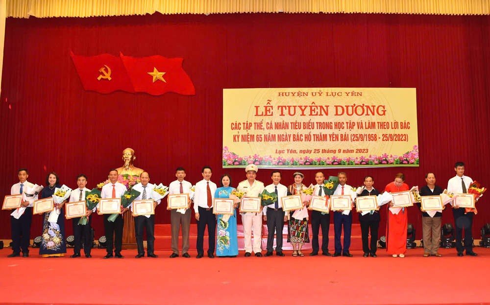 Các tập thể, cá nhân tiêu biểu trong học tập và làm theo lời Bác trên địa bàn huyện Lục Yên được tuyên dương nhân kỷ niệm 65 năm Ngày Bác Hồ thăm Yên Bái (25/9/1958 - 25/9/2023).
