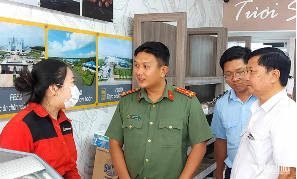 Đoàn liên ngành đã đến kiểm tra cửa hàng C.P. Fresh Shop Mỹ Xuyên (Sóc Trăng) chiều 30/5.