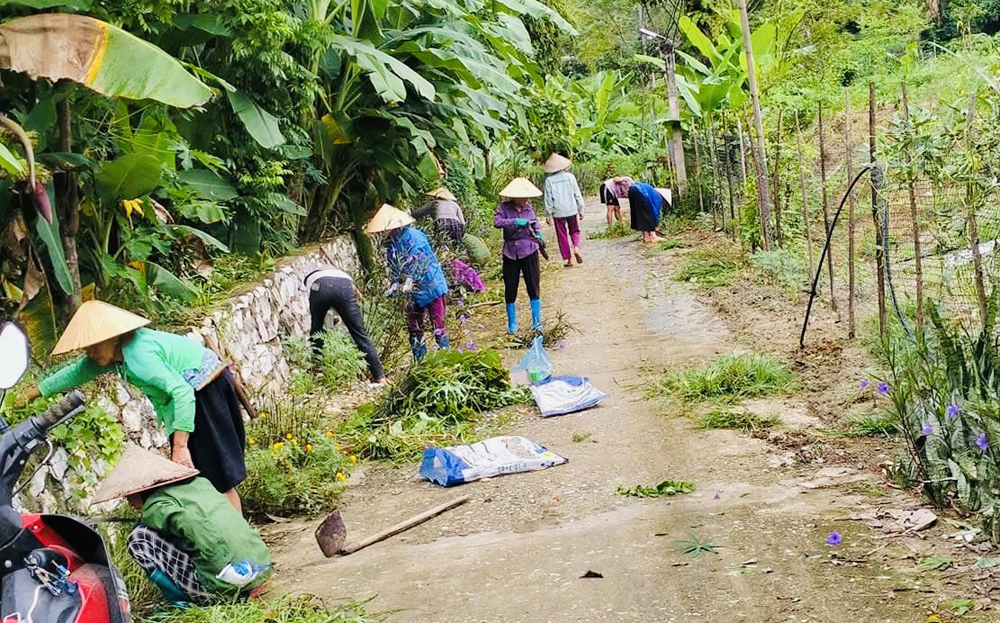 Người dân xã Mai Sơn, huyện Lục Yên thực hiện hương ước, tham gia lao động, vệ sinh môi trường sáng - xanh - sạch - đẹp.