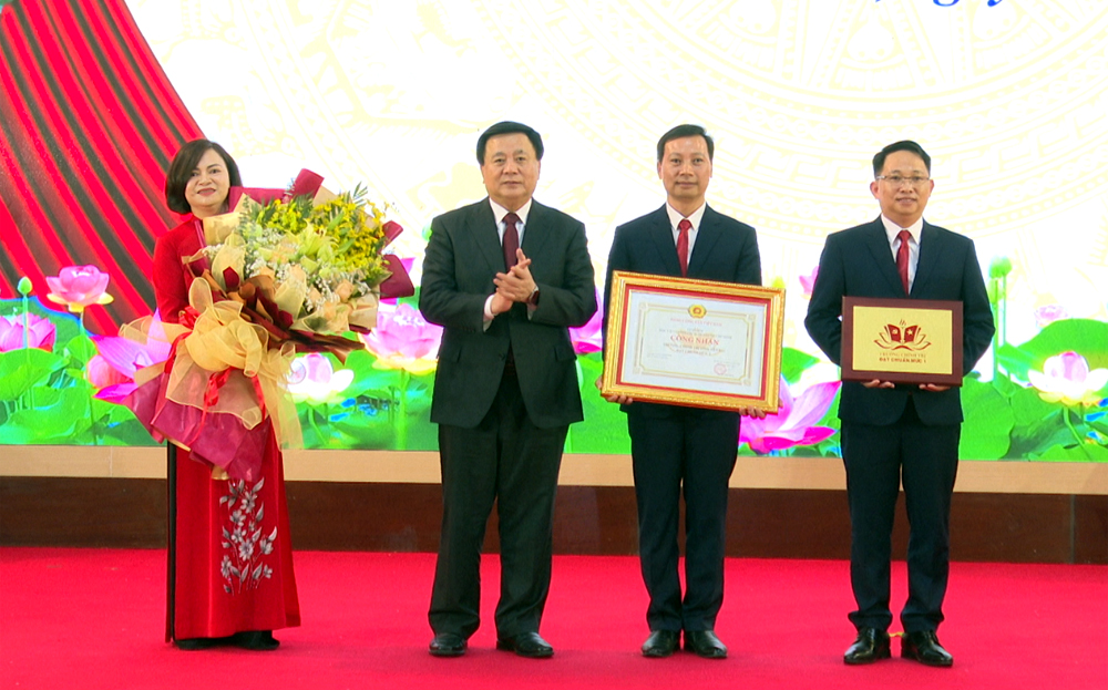 Đồng chí Nguyễn Xuân Thắng -  Ủy viên Bộ Chính trị, Giám đốc Học viện Chính trị quốc gia Hồ Chí Minh, Chủ tịch Hội đồng Lý luận Trung ương trao Bằng công nhận Trường Chính trị tỉnh dafabet dang nhap đạt chuẩn mức 1 cho lãnh đạo nhà trường.