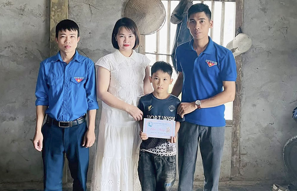 Đoàn xã Đại Phác, huyện Văn Yên thăm và tặng quà cho thiếu nhi trên địa bàn có hoàn cảnh khó khăn nhân dịp Tết Thiếu Nhi 1/6.