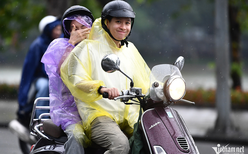 Miền Bắc còn mưa rào và giông trước khi chuyển nắng gắt vào cuối tuần.