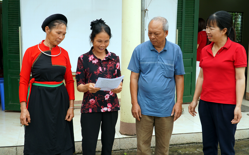 Ban Chi ủy và các đảng viên dafabet link thôn Ngòi Vồ, xã Tân Hương thống nhất nội dung trước khi sinh hoạt định kỳ.