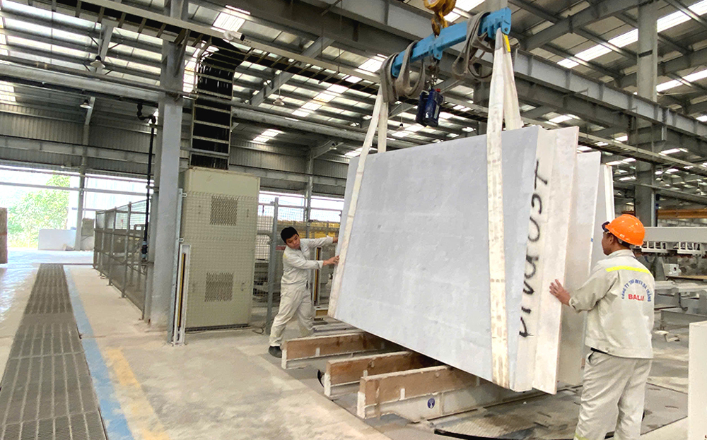Công nhân Công ty TNHH Một thành viên Đá trắng Bảo Lai, huyện Yên Bình trong giờ sản xuất.
