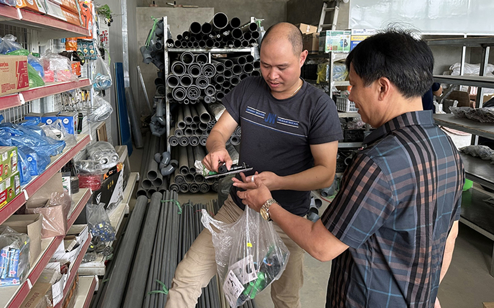 Với số vốn tích lũy được từ đi xuất khẩu lao động, anh Nguyễn Đình Nam ở thôn Đại An, xã An Thịnh (Văn Yên) đã mở cửa hàng bán vật liệu xây dựng, phát triển kinh tế gia đình.
