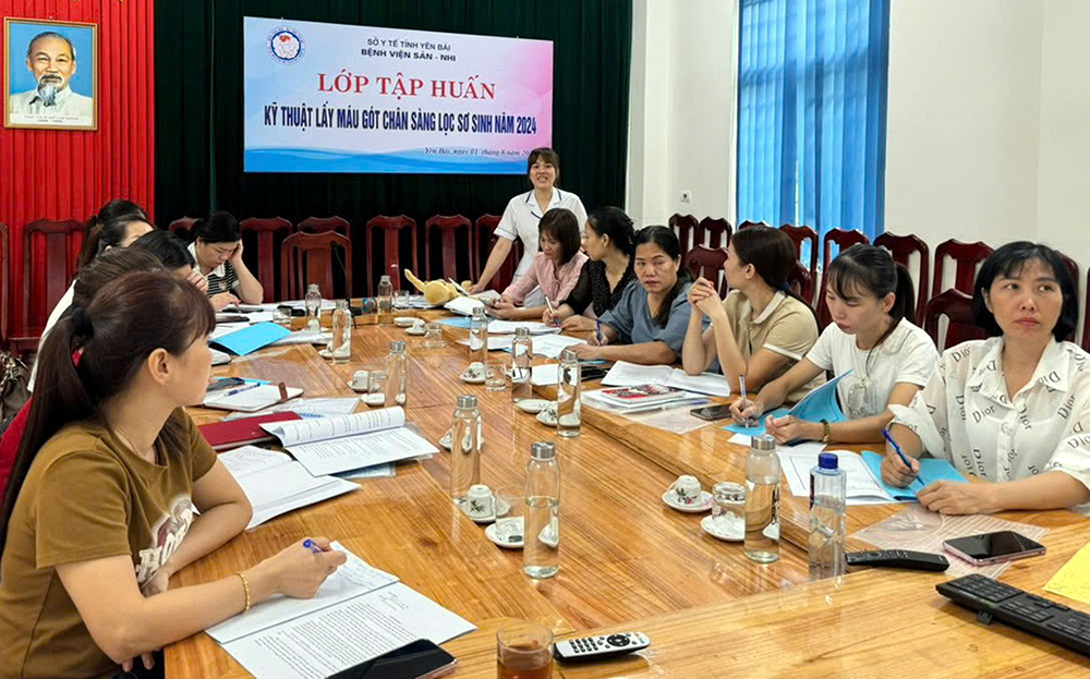 Tập huấn cho cán bộ y tế kỹ thuật lấy máu gót chân sàng lọc sơ sinh.