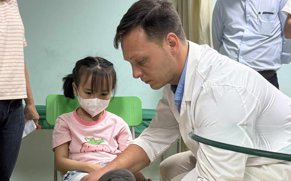 Các chuyên gia người nước ngoài khám sàng lọc cho trẻ em tại chương trình