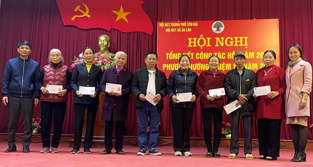 Hội NCT xã Âu Lâu khen thưởng các hội viên có thành tích xuất sắc trong công tác Hội năm 2024.