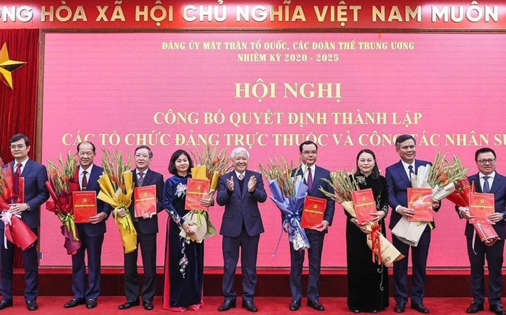 Đồng chí Đỗ Văn Chiến, Ủy viên Bộ Chính trị, Bí thư Trung ương Đảng, Bí thư Đảng ủy Mặt trận Tổ quốc, các đoàn thể Trung ương, Chủ tịch Ủy ban Trung ương Mặt trận Tổ quốc Việt Nam trao quyết định cho các đồng chí thuộc 22 tổ chức đảng trực thuộc Đảng ủy Mặt trận Tổ quốc, các đoàn thể Trung ương, ngày 11/2/2025.