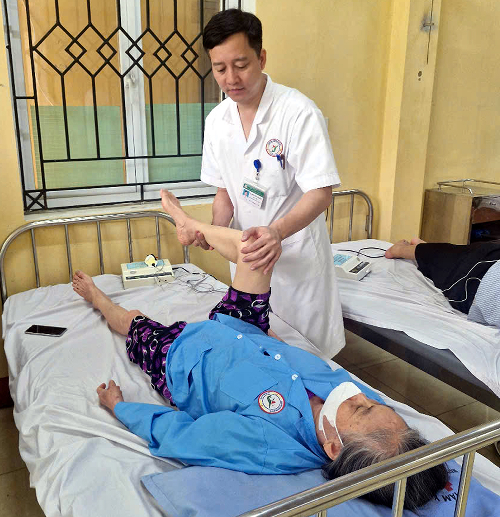 Bác sĩ Nguyễn Thành Trung thăm khám cho bệnh nhân.