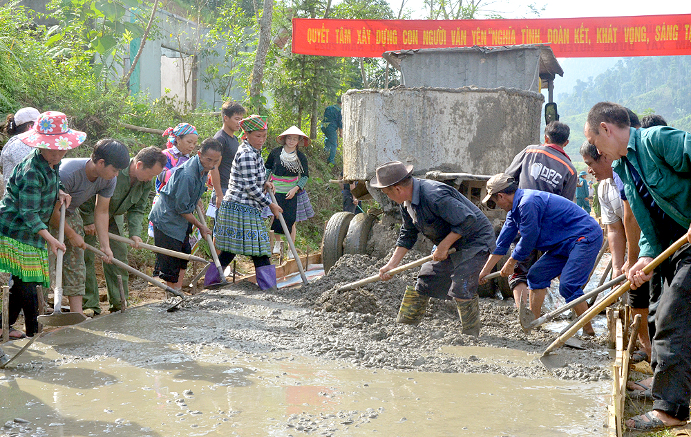 Xã Nà Hẩu huy động nhân dân tham gia đóng góp ngày công thực hiện kiên cố hóa đường GTNT