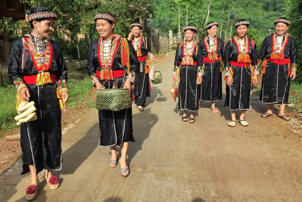 Phụ nữ xã Tân Phượng, huyện Lục Yên dùng vật dụng thân thiện môi trường thay thế túi nilon trong mua bán phục vụ sinh hoạt hàng ngày.