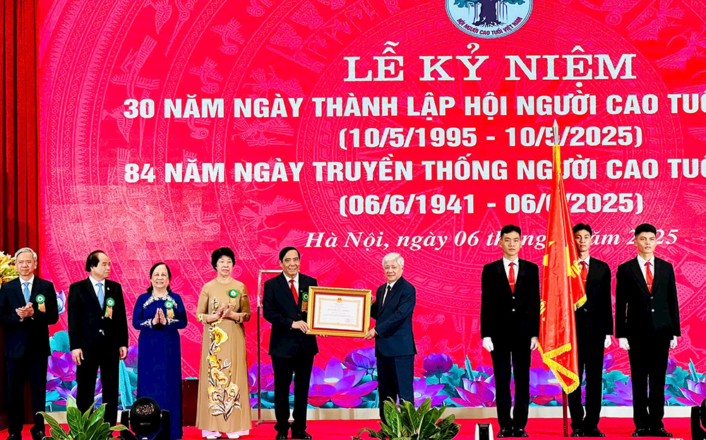 Chủ tịch Ủy ban Trung ương Mặt trận Tổ quốc Việt Nam Đỗ Văn Chiến trao Huân chương Lao động hạng Nhất tặng Hội Người cao tuổi Việt Nam.