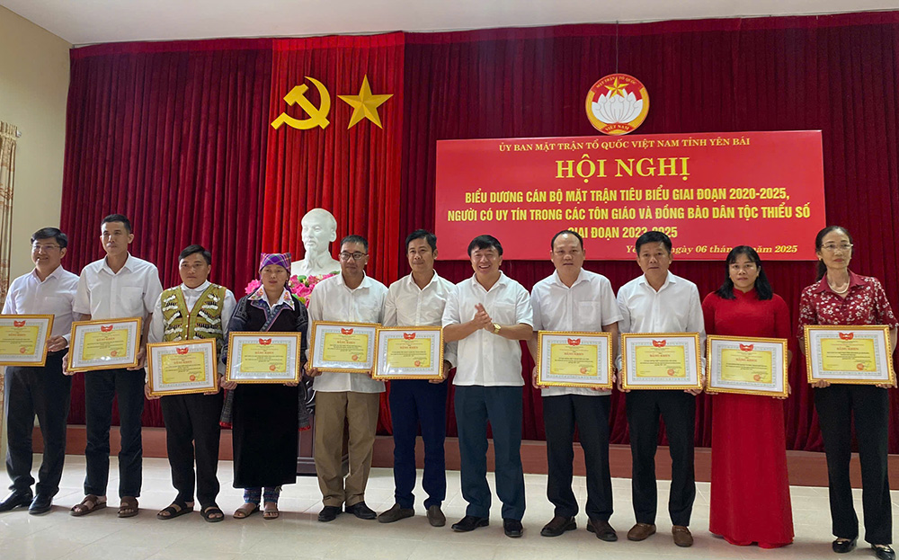 Lãnh đạo Ủy ban MTTQ Việt Nam tỉnh trao bằng khen cho các tập thể MTTQ có thành tích xuất sắc trong thực hiện phong trào thi đua yêu nước, giai đoạn 2020 – 2025.