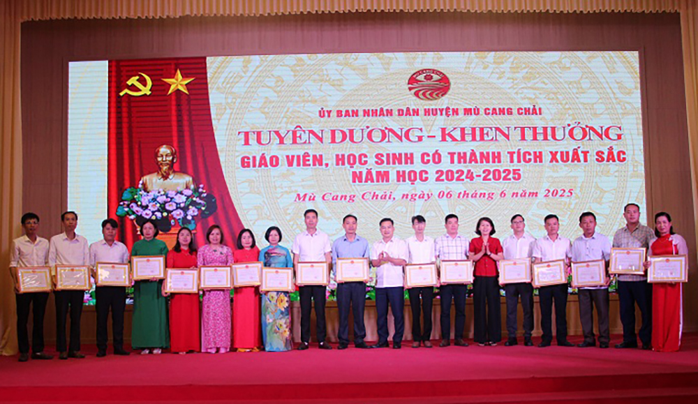 Lãnh đạo huyện Mù Cang Chải khen thưởng cho các giáo viên có học sinh đạt giải trong kỳ thi chọn học sinh giỏi cấp tỉnh.