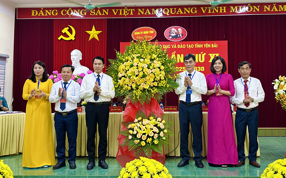 Lãnh đạo Đảng uỷ UBND tỉnh tặng hoa chúc mừng Đại hội.