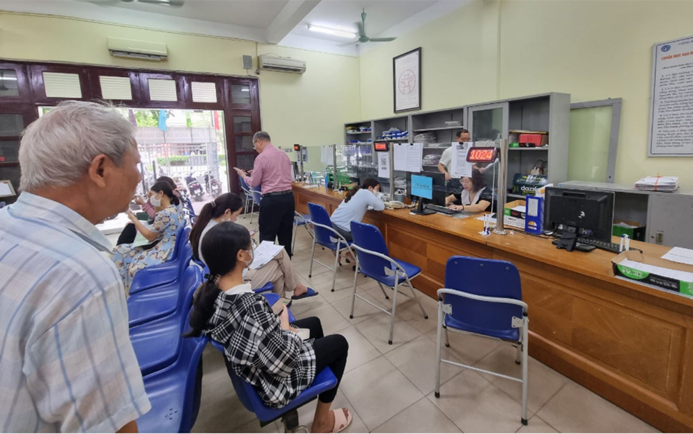 Người dân đến giao dịch tại bộ phận 'một cửa' của BHXH quận Cầu Giấy, Hà Nội. Ảnh minh họa