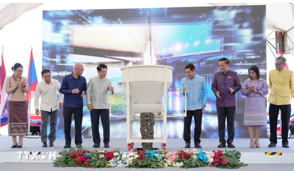 Phó Thủ tướng hai nước Lào-Thái Lan và đại diện các bộ, ngành hai nước thực hiện nghi thức đổ bê tông hợp long cầu.
