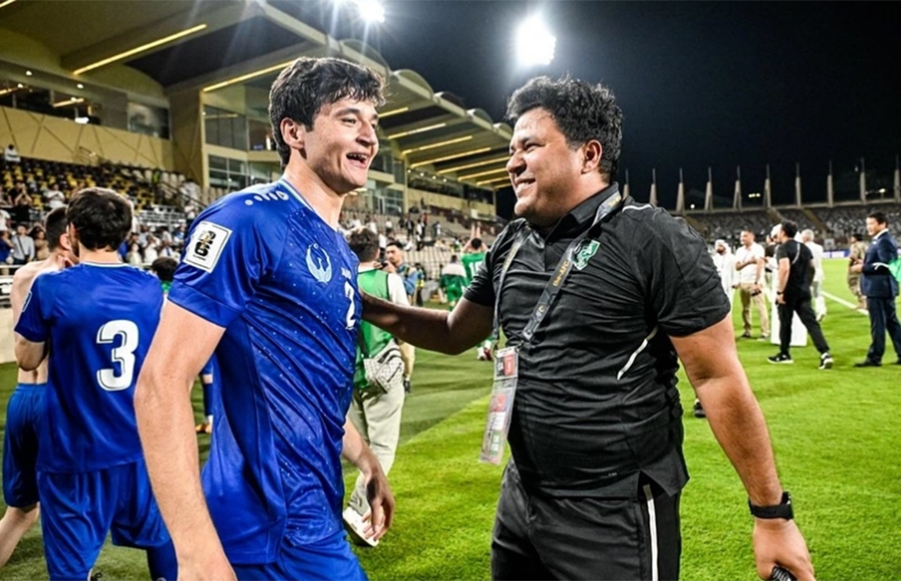Trung vệ Uzbekistan Abdukodir Khusanov (trái) ăn mừng vé dự World Cup, sau khi hòa UAE 0-0 lượt chín bảng A vòng loại ba World Cup 2026 - khu vực châu Á, tại sân Al Nahyan, UAE ngày 5/6/2025.