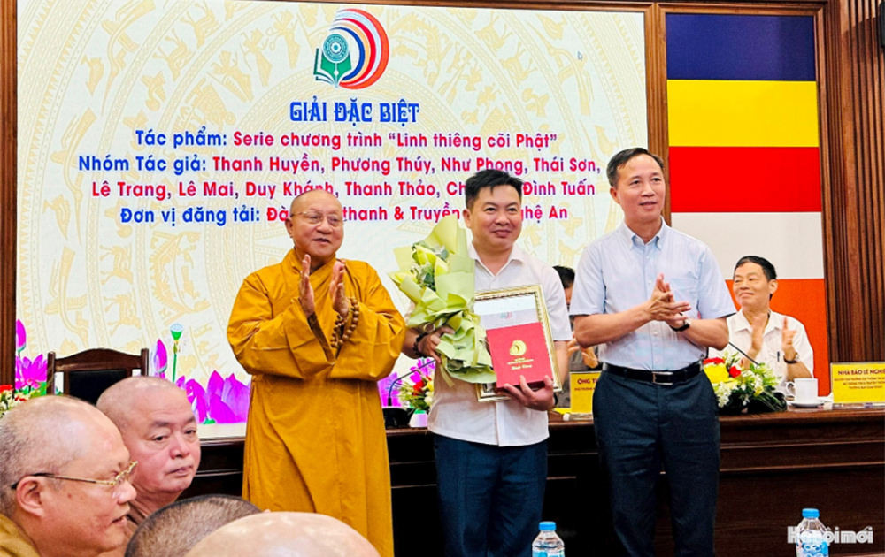 Hòa thượng Thích Gia Quang và Trưởng ban Tôn giáo Chính phủ Vũ Hoài Bắc trao giải Đặc biệt cho đại diện nhóm tác giả.