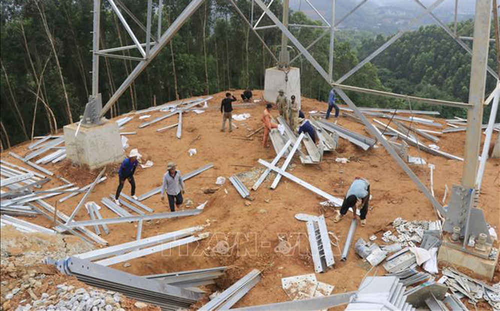 Công nhân tất bật thực hiện lắp ráp để dựng cột VT258.