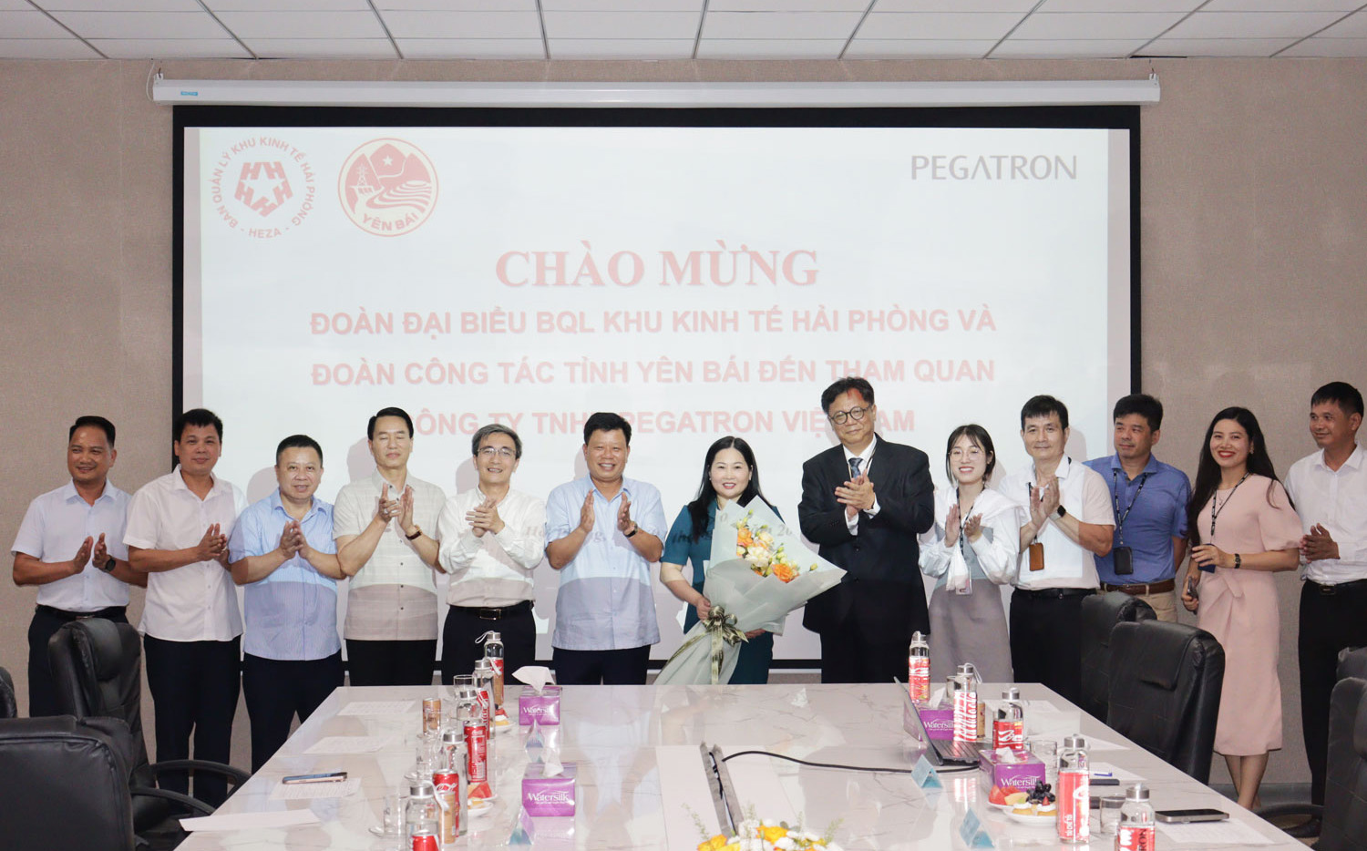 Đồng chí Lê Trung Kiên, Trưởng Ban Quản lý Khu kinh tế Hải Phòng và lãnh đạo doanh nghiệp tặng hoa Đoàn công tác của tỉnh Yên Bái.