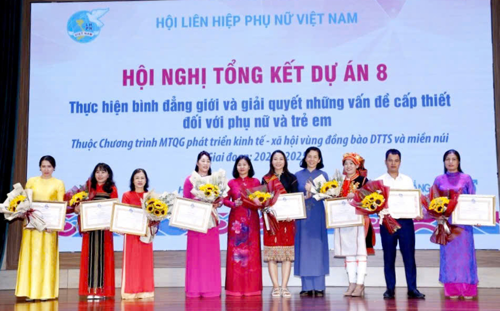 Anh Đào Duy Hưng (thứ 2, từ phải sang) nhận khen thưởng tại Hội nghị Tổng kết Dự án 8 giai đoạn 2021 - 2025.