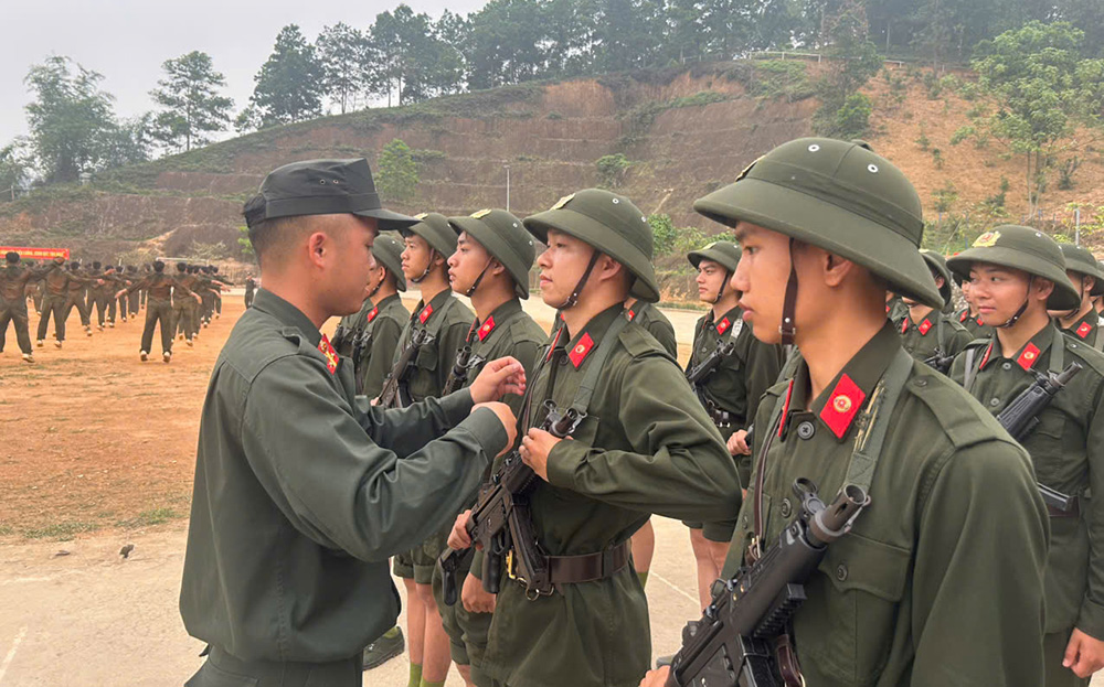 Cán bộ chiến sỹ Công an tường xuyên rèn luyện, vì an ninh Tổ quốc, vì hạnh phúc của nhân dân.