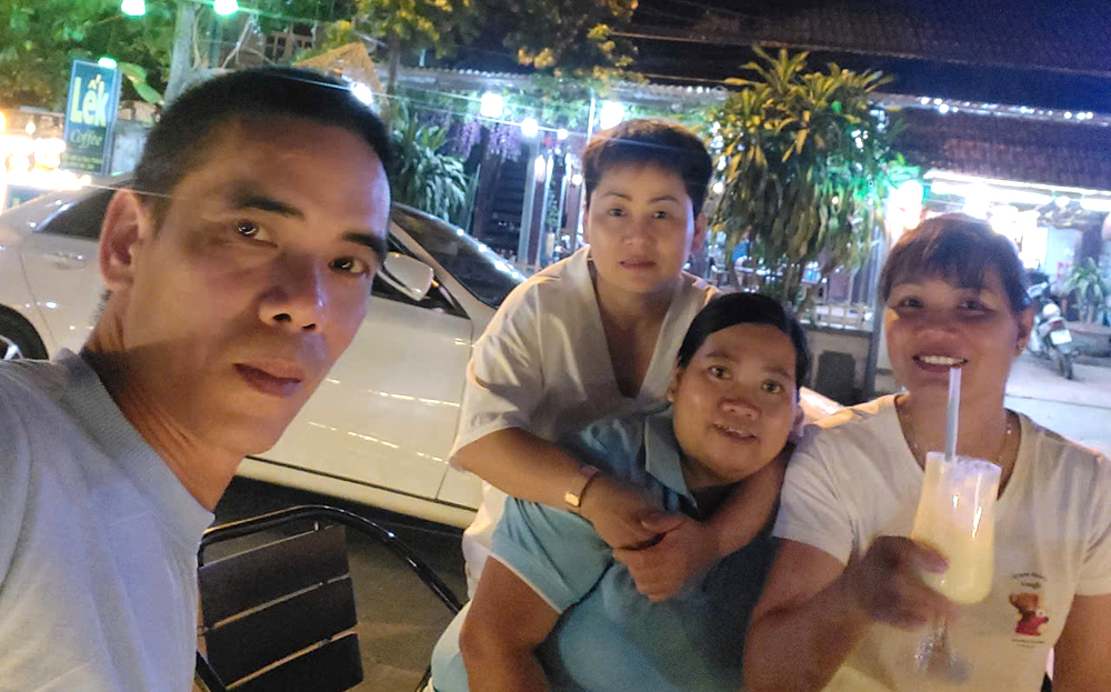 Anh Nguyễn Mạnh Hùng (ngoài cùng, bên trái) gặp gỡ các bạn học phổ thông sau khi về nước.